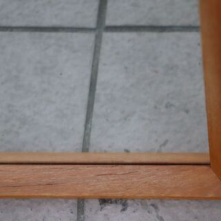 デンマークから入荷したチーク材を使用したウォールミラーです。トレー状のフレームが北欧家具らしいシンプルでモダンなデザインのヴィンテージ壁掛け鏡。コンパクトなサイズは玄関や寝室などに♪