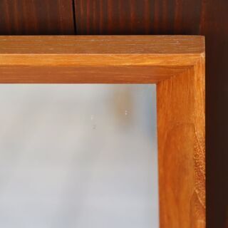 デンマークから入荷したチーク材を使用したウォールミラーです。トレー状のフレームが北欧家具らしいシンプルでモダンなデザインのヴィンテージ壁掛け鏡。コンパクトなサイズは玄関や寝室などに♪