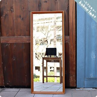 デンマークから入荷したチーク材を使用したウォールミラーです。トレー状のフレームが北欧家具らしいシンプルでモダンなデザインのヴィンテージ壁掛け鏡。コンパクトなサイズは玄関や寝室などに♪