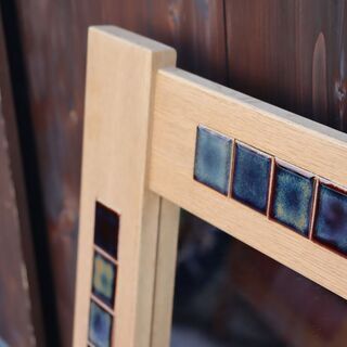 デンマークから入荷したオーク材フレームにタイルを貼ったウォール