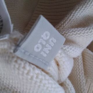 ユニクロ　オフホワイトベストの画像