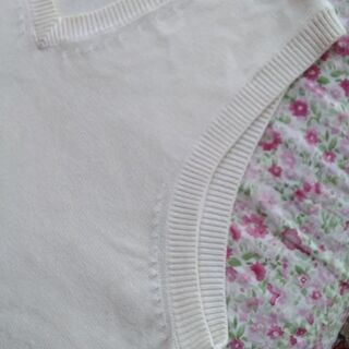 ユニクロ　オフホワイトベストの画像