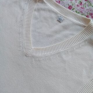 ユニクロ　オフホワイトベストの画像