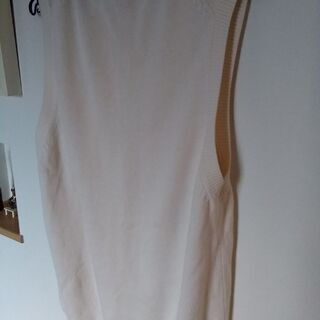 ユニクロ　オフホワイトベストの画像