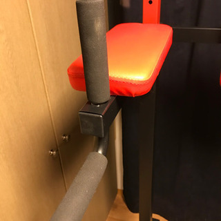 懸垂マシン、懸垂バー、ぶら下がり健康器具。の画像