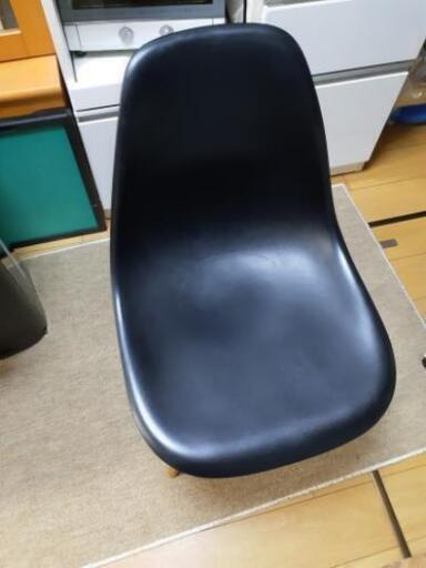 イームズ風チェア(黒)を譲ります。