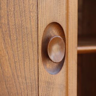 イギリスercol(アーコール)社のエルム無垢材を使用したサイドボードです！丸みを帯びた可愛らしいフォルムのリビングボード。お部屋を優しい雰囲気にしてくれる英国アンティーク家具です♪の画像