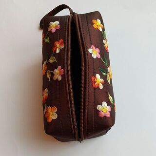 【新品】タイシルク  ポーチを格安でお売りしますの画像