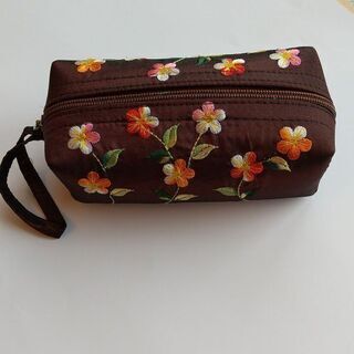 【新品】タイシルク  ポーチを格安でお売りしますの画像