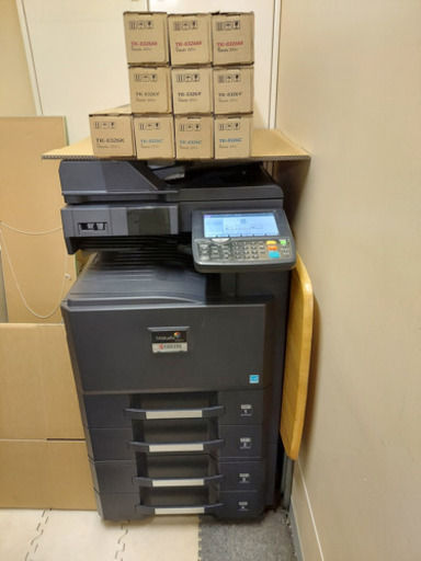 カラーA3複合機・コピー機：TASKalfa 2551ci✖️1台　と全て未使用の純正トナー10本