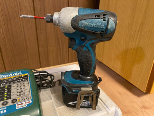 ●makita マキタ 充電式インパクトドライバー 14.4V バッテリー、充電器付 TD131D●