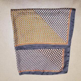 スカーフ🧣正方形、ブラウン系、柄