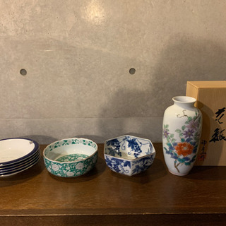 花瓶からカレー皿や小皿もあります。小皿の写真は載せていません。