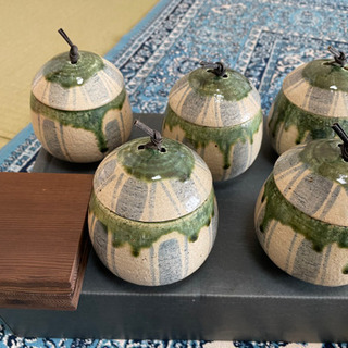 "四日市三陶"の蓋つき茶碗、コースター付き