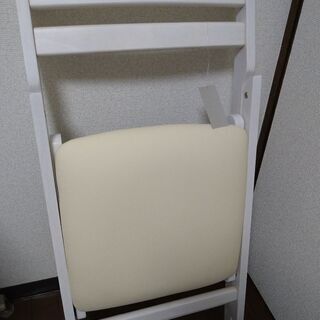 折りたたみ椅子　白　木目調の画像