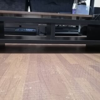 黒のTVボードの画像