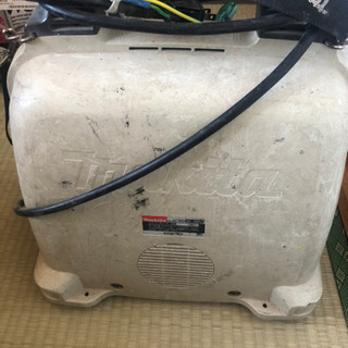 コンプレッサーと釘打ち機の画像