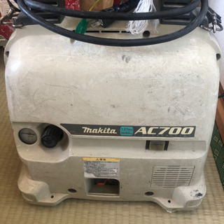 コンプレッサーと釘打ち機の画像