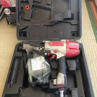 コンプレッサーと釘打ち機の画像