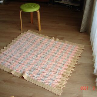 大判のピンクオレンジの膝掛けです。拡げると部屋が花が咲いたように明るくなります。の画像