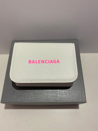 人気のバレンシア^_^三つ折り新品未使用です。