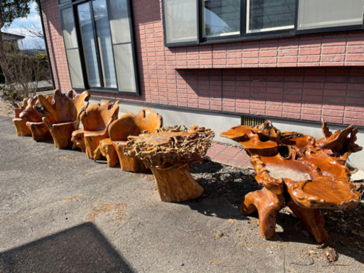 木彫りの椅子と机