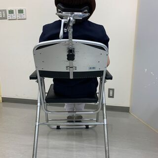 折りたたみ椅子（肘あて付き、頭固定、介護用いす、レトロ理容椅子）の画像