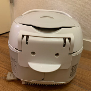 象印炊飯器(NP-VE10型）の画像