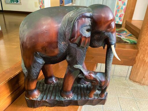 ★アンティーク!!高さ62㎝×横55㎝・木彫りの大きなゾウ親子・インテリアなどに★