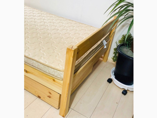✨インテリアハウス✨ 収納も付いて便利❣️【シングルベッド　マットレスセット】天然パイン材?無料配送?
