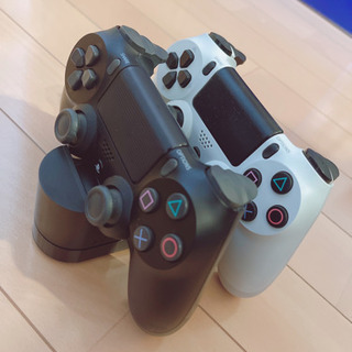 PS4 Pro 1TB、PS VR(カメラ同梱版の初代)、コントローラー(白色)、純正コントローラー充電スタンドの4点セットの画像