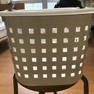 取引者決定済　あげます。洗濯かごとアリエール特大２つの画像