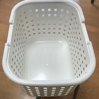 取引者決定済　あげます。洗濯かごとアリエール特大２つの画像