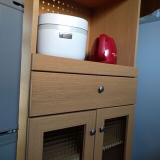 電子レンジ食器棚、電子レンジや炊飯器、また食器を収納することがで...