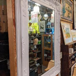 《売約済》【武蔵小山店】　 【実質表示価格より２０％お値引き！！】　運搬無料サービスあり　特大　ウォールミラー　壁掛け　ミラー　鏡　姿見　大型　アンティーク調　ビンテージ　シャビーシック　シャビー　ホワイト　オフホワイト　額　インテリア　姫系　ロココ調　店舗　什器　サロン　美容室の画像