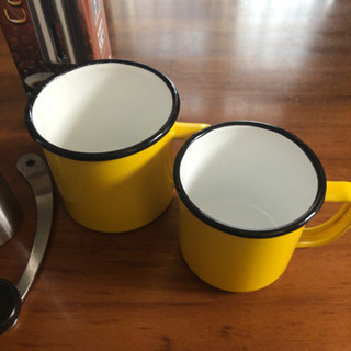 値下げ‼︎キャンプに‼︎ 手回しコーヒーミル　ホーローマグカップ大小付きの画像