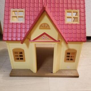 シルバニアファミリー？のおうちおもちゃドールハウス赤い屋根の家の画像