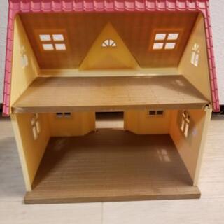 シルバニアファミリー？のおうちおもちゃドールハウス赤い屋根の家の画像