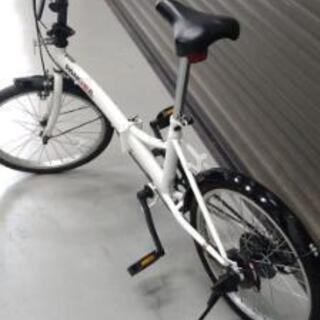 ノーパンクタイヤカゴ付き折りたたみ自転車の画像