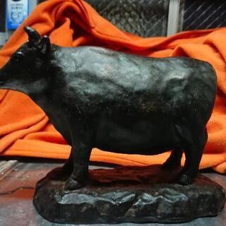 牛の置物 肉屋のディスプレイの画像