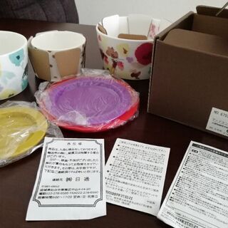 取引中【三郷陶器:食器】花柄のフードコンテナの画像