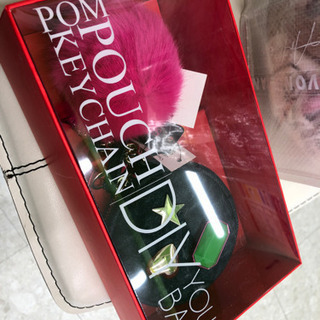【未使用】★ GUESSゲスミニポーチ ★ MIX MATCH POM POUCH KEYCHAINの画像