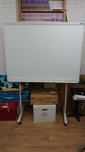 PLUSホワイトボード両面（スクロール式）　ボードサイズ幅121cm高さ86cm　キャスター付き　未使用マーカー17本付属