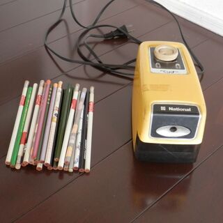 電動鉛筆けずり器と鉛筆２０本 ＆ 鉛筆立て　　　　　　　　   ...