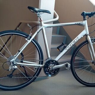 TREK7.3FX 白色 サイズL(22.5)