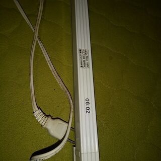 薄型蛍光灯。コンセント接続のためどこにでもつなげます。３月２５日まで。の画像