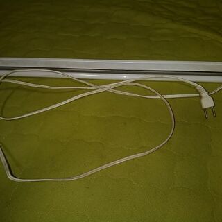 薄型蛍光灯。コンセント接続のためどこにでもつなげます。３月２５日まで。の画像