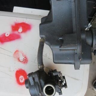 芝刈り機の部品キャブと燃料タンクの画像