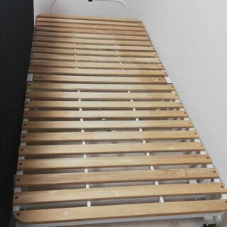 折り畳み式ベット(すのこ)とマットレスです。の画像