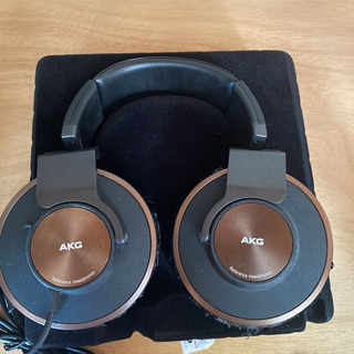 AKG550